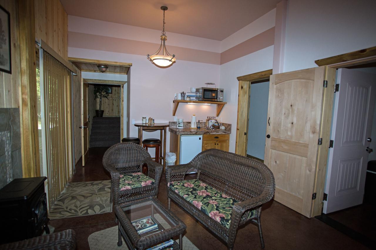 Diamondstone Guest Lodges La Pine Exterior photo