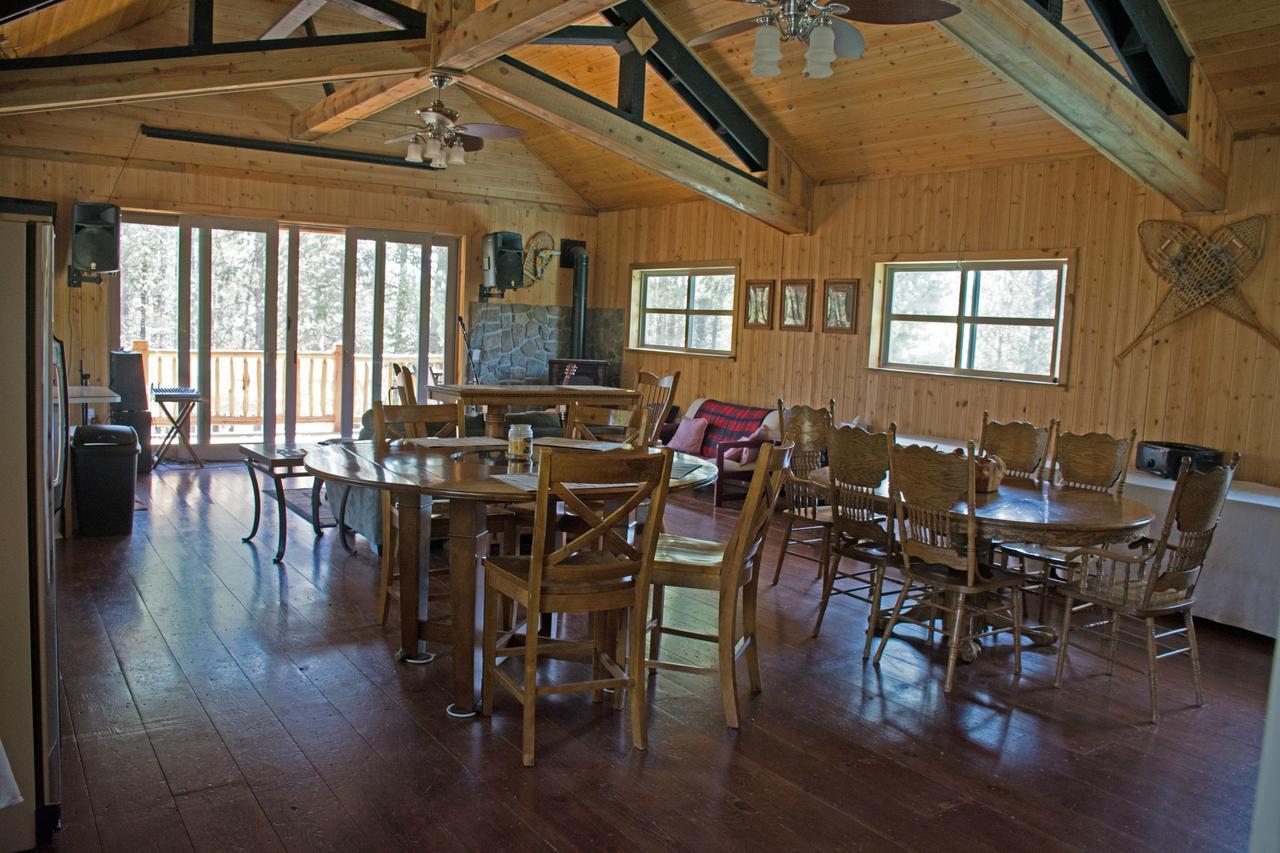 Diamondstone Guest Lodges La Pine Exterior photo