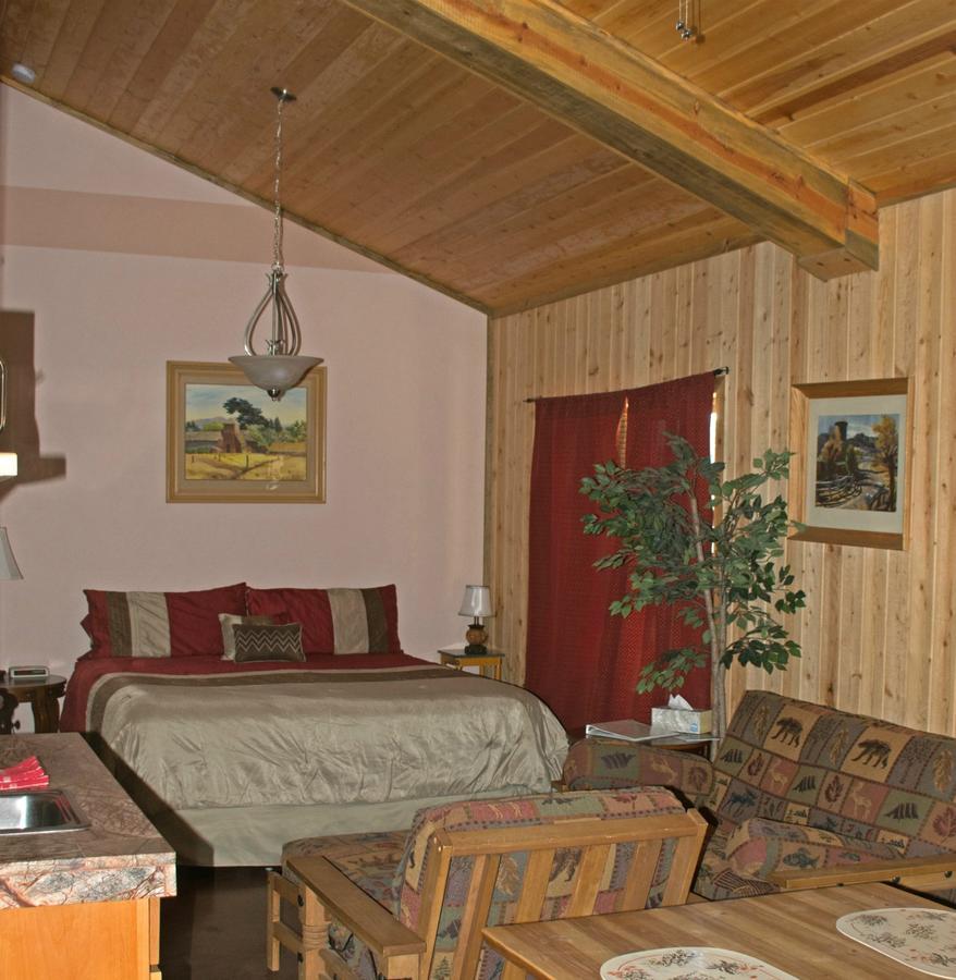 Diamondstone Guest Lodges La Pine Exterior photo