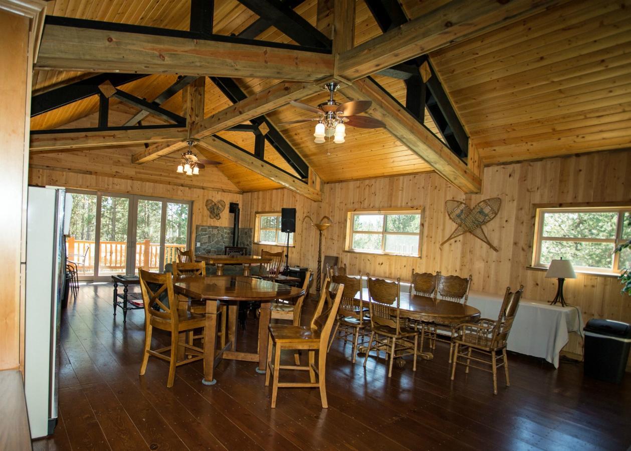 Diamondstone Guest Lodges La Pine Exterior photo