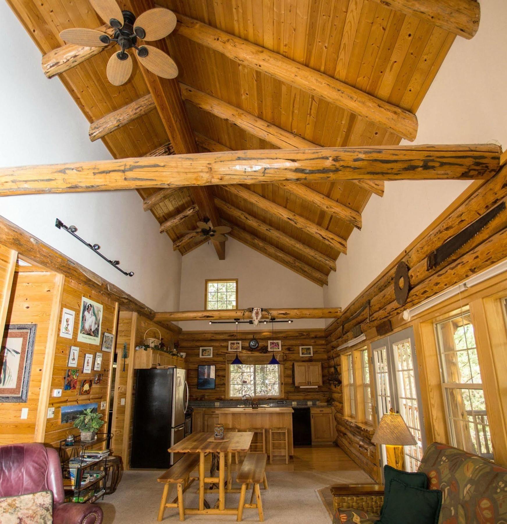 Diamondstone Guest Lodges La Pine Exterior photo