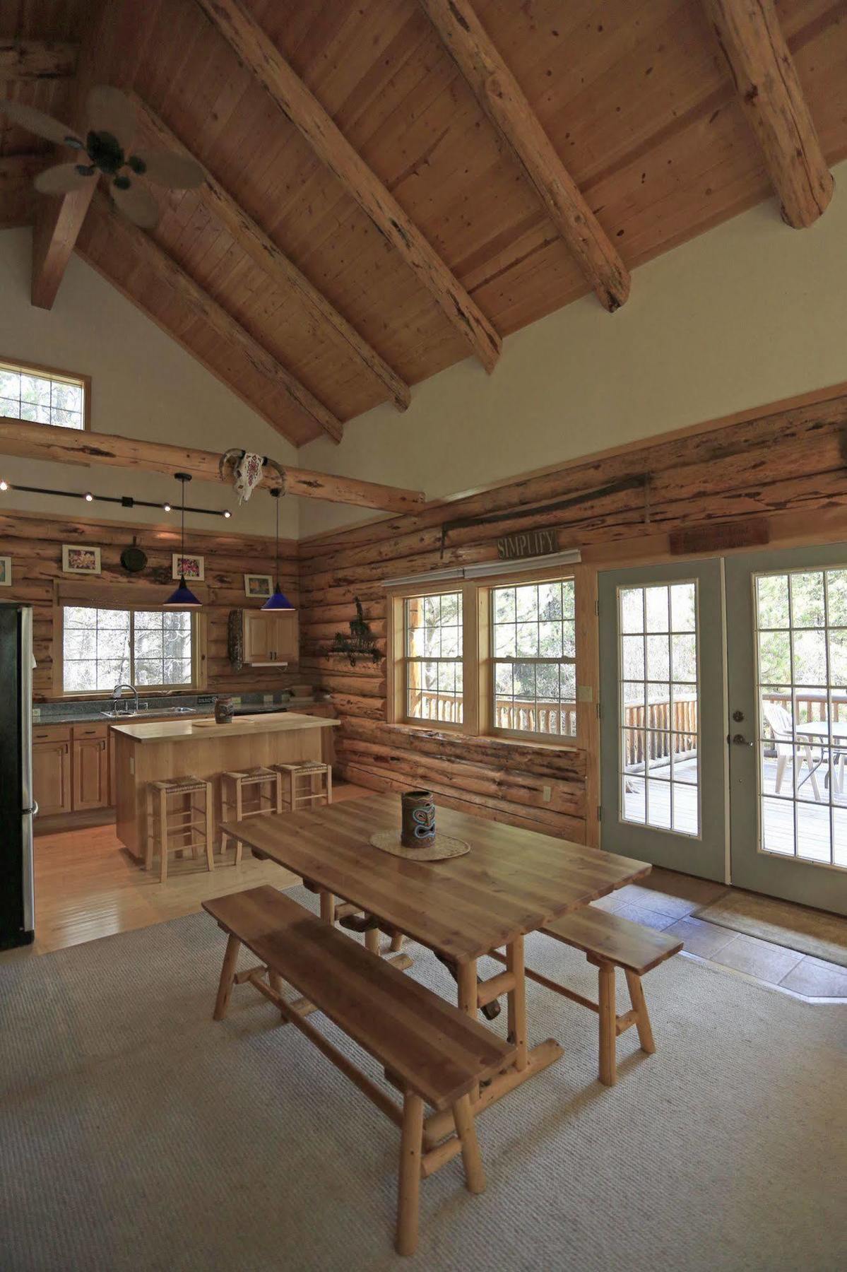 Diamondstone Guest Lodges La Pine Exterior photo