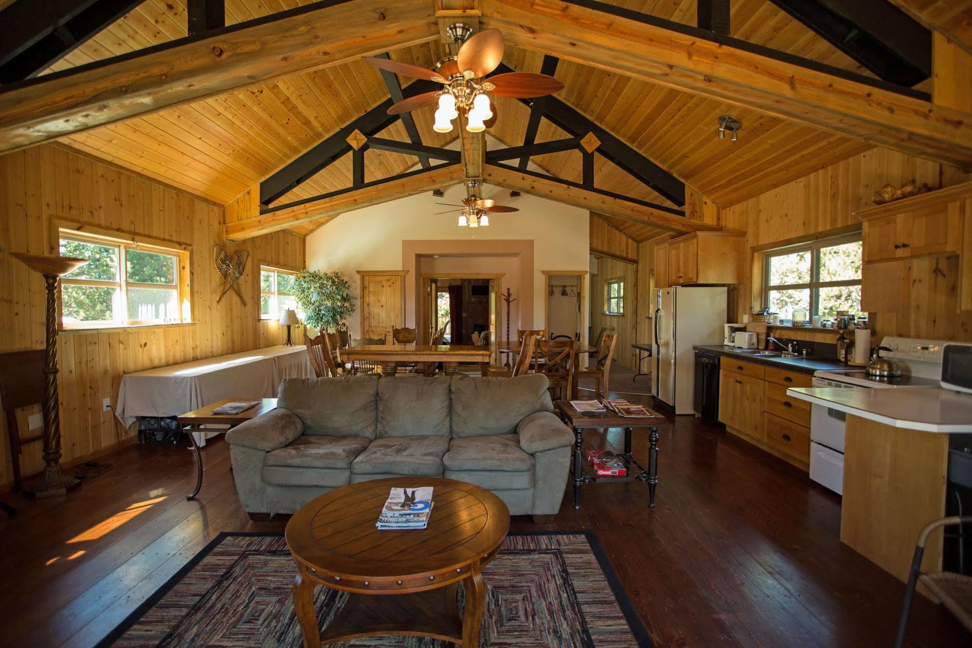 Diamondstone Guest Lodges La Pine Exterior photo
