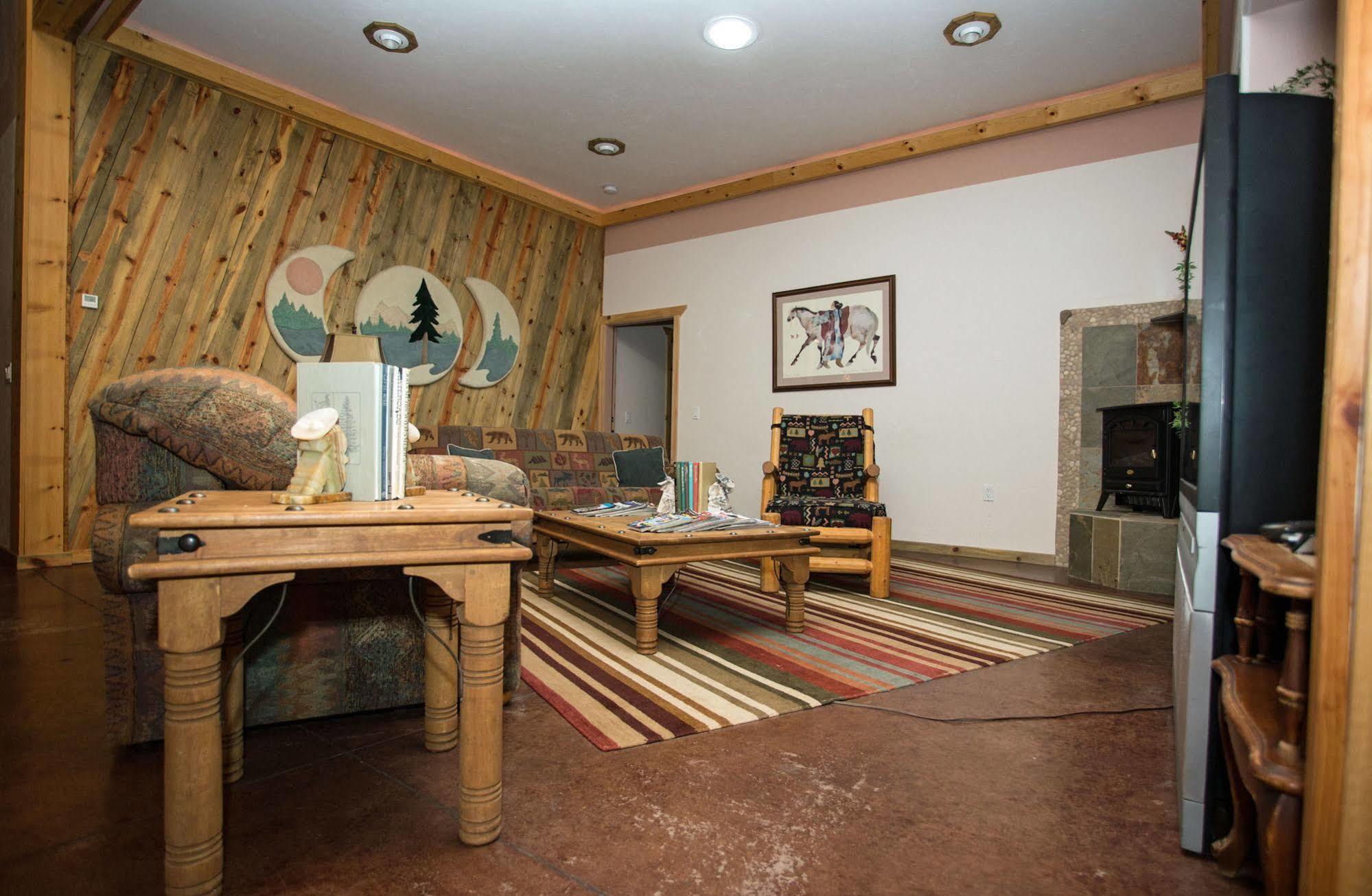 Diamondstone Guest Lodges La Pine Exterior photo