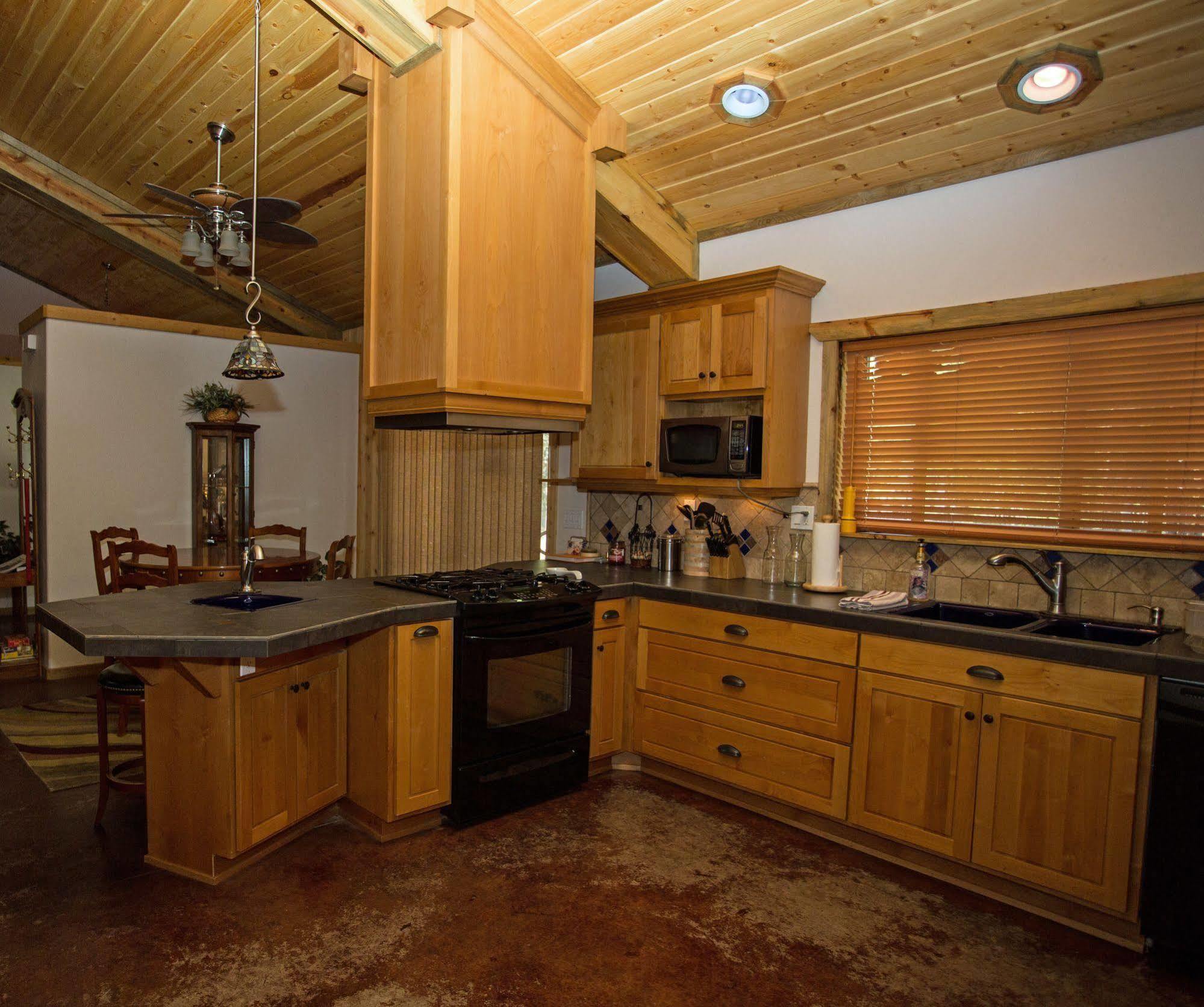 Diamondstone Guest Lodges La Pine Exterior photo