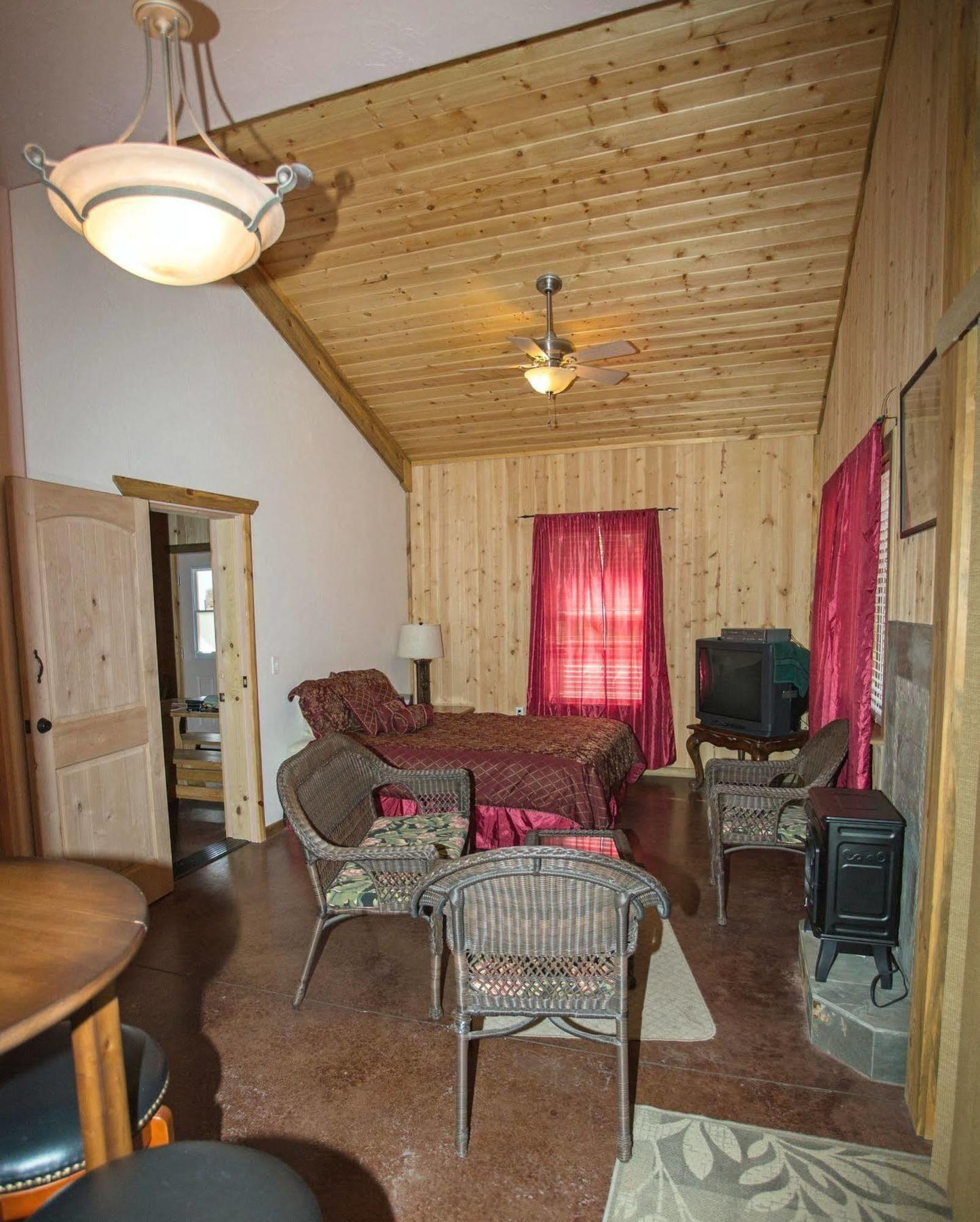 Diamondstone Guest Lodges La Pine Exterior photo