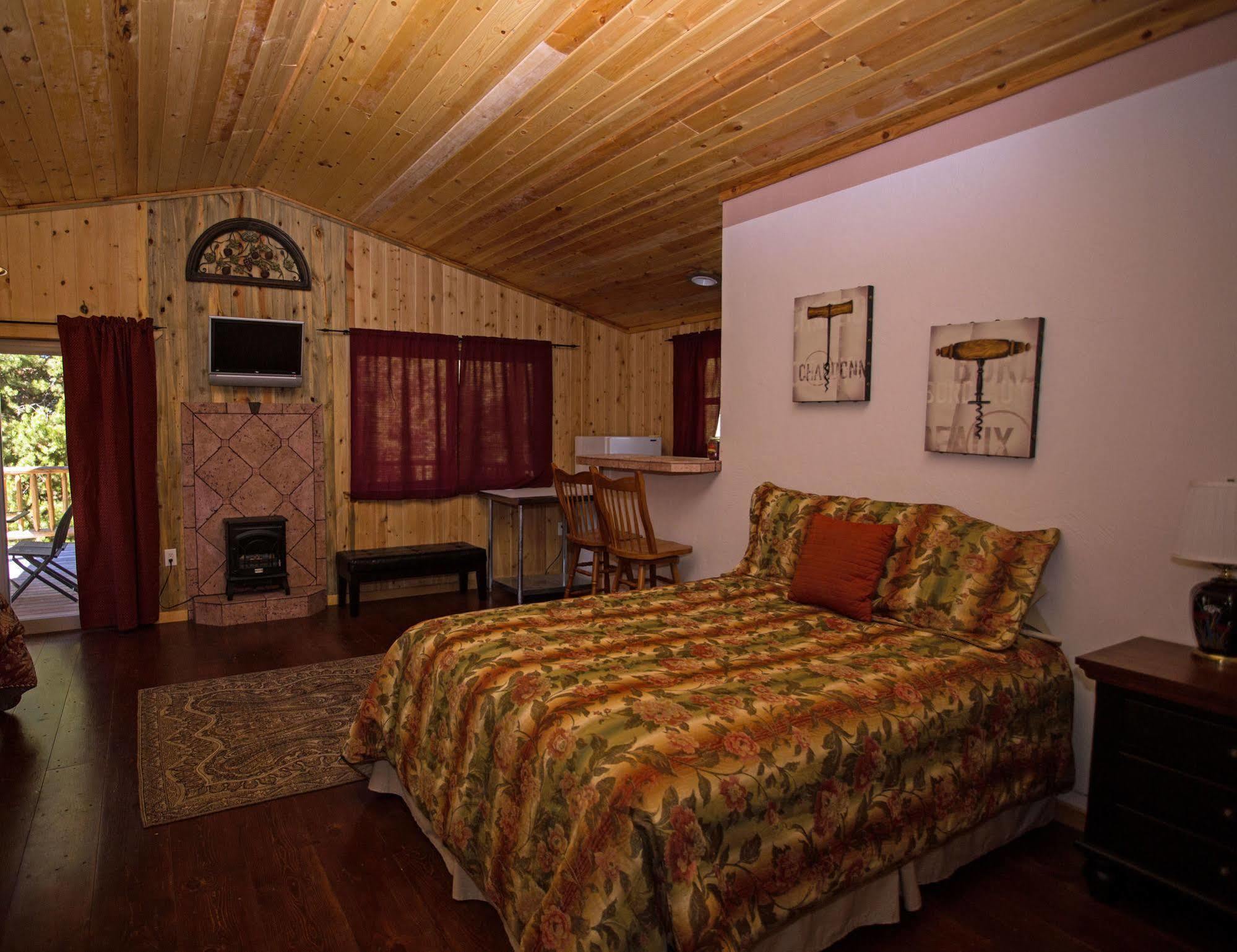 Diamondstone Guest Lodges La Pine Exterior photo