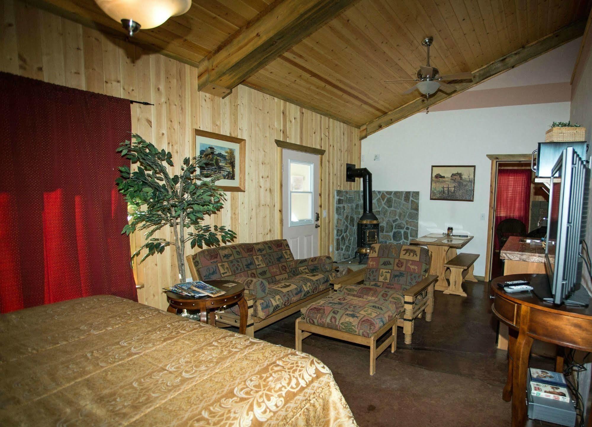 Diamondstone Guest Lodges La Pine Exterior photo