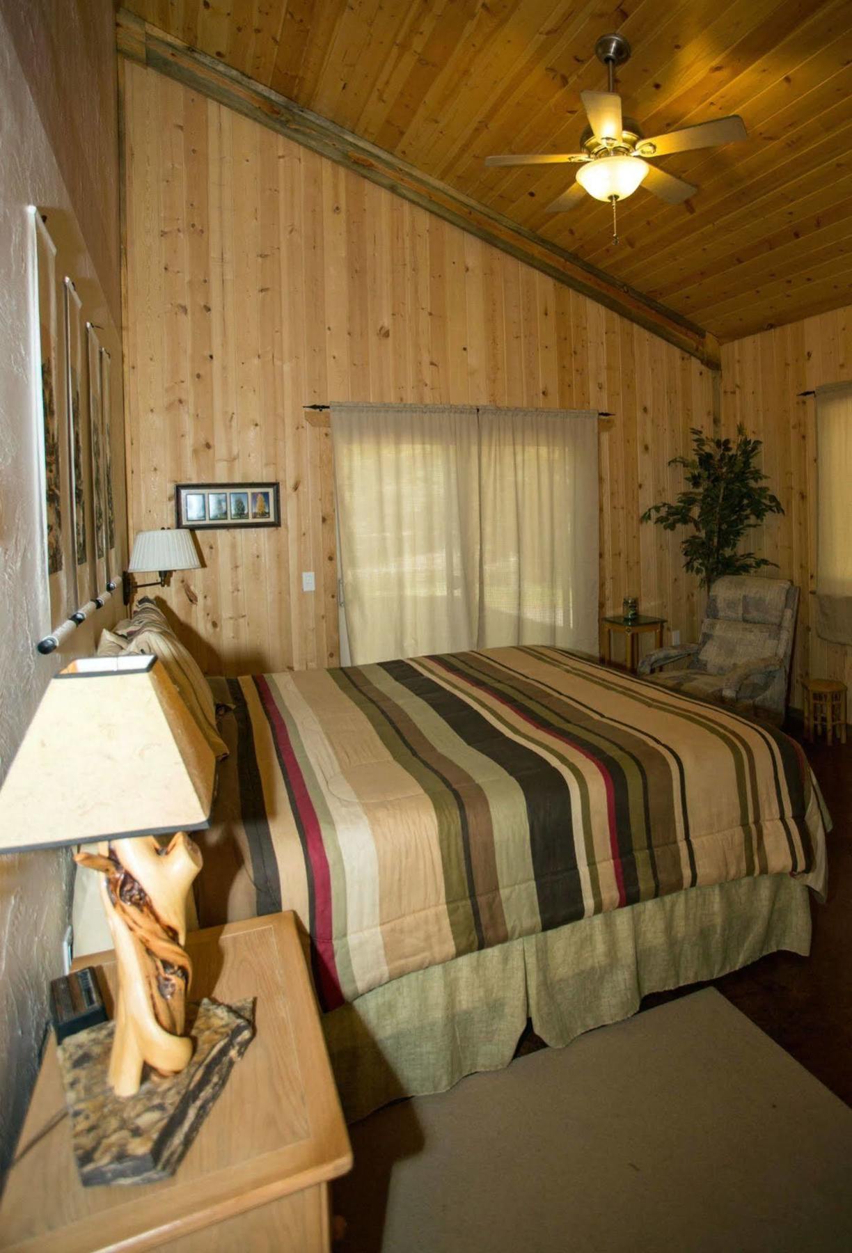Diamondstone Guest Lodges La Pine Exterior photo