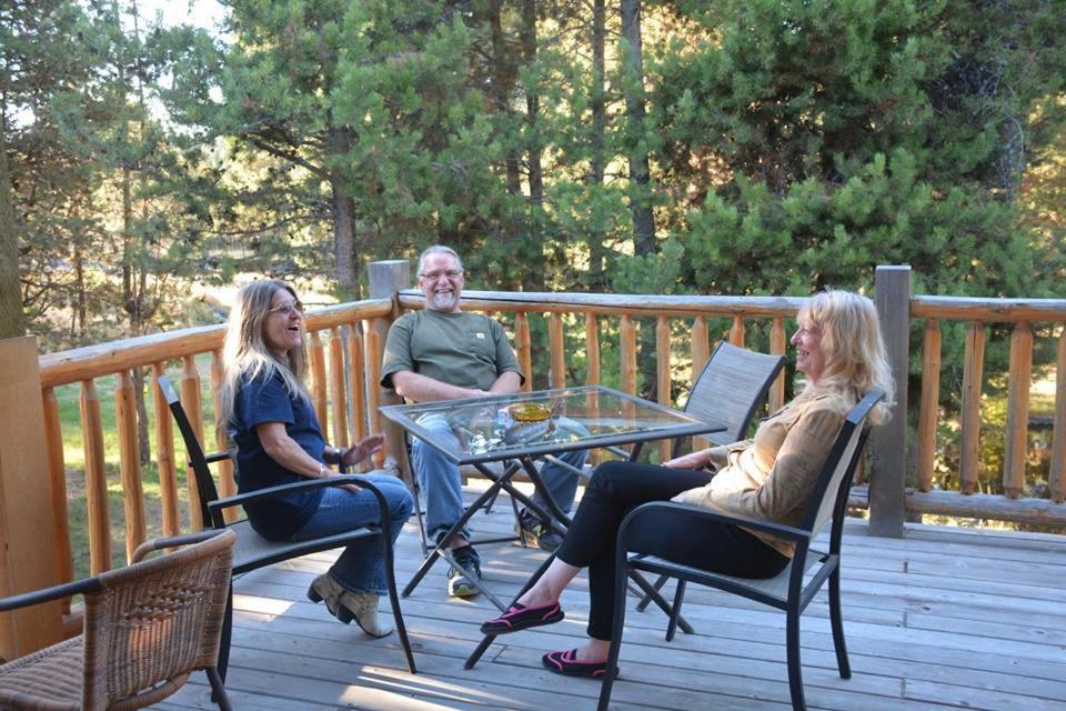 Diamondstone Guest Lodges La Pine Exterior photo